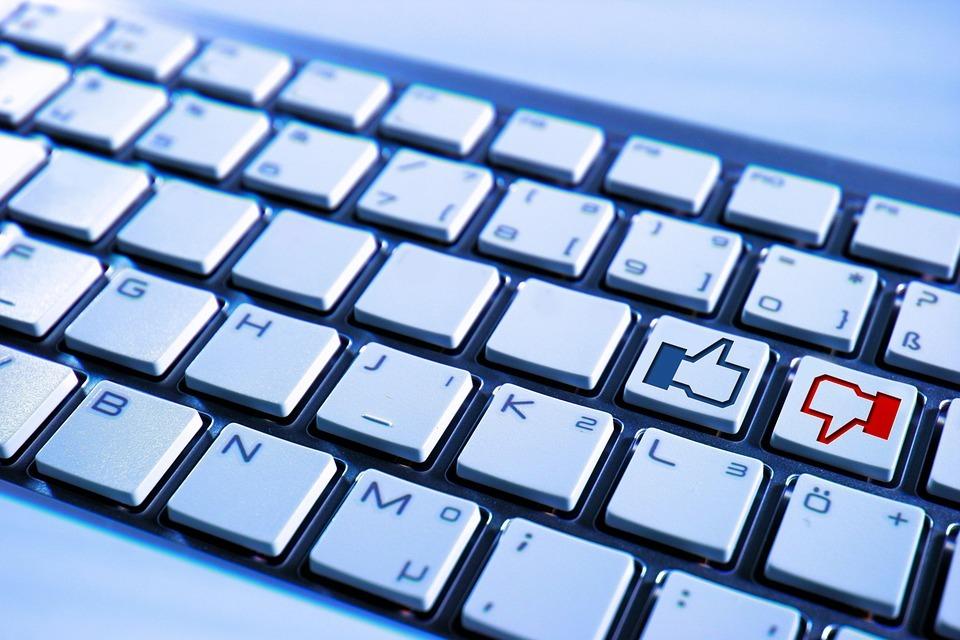 An image of a keyboard with thumbs up and thumbs down keys | thunderbolt